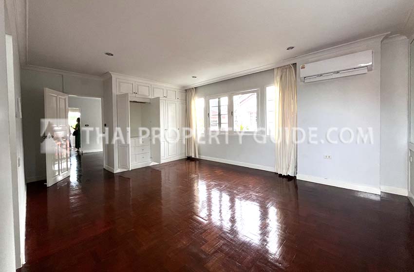 House with Shared Pool in Srinakarin 